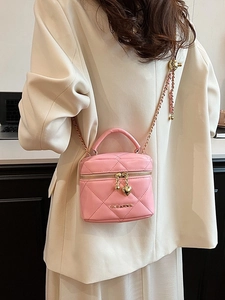 Sac cylindre rose matelassé avec breloques cœur dorées et bandoulière en chaîne