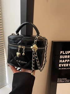 Sac seau cylindrique matelassé noir avec chaîne dorée et pendentif cœur
