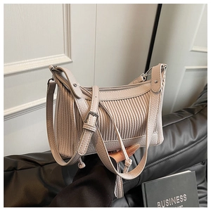 Détail du sac à bandoulière plissé lilas clair avec boucle en argent et sangle réglable