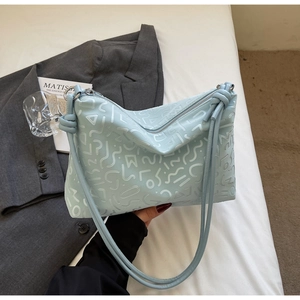 Vue détaillée du sac cabas bleu clair avec texture géométrique et fermeture éclair