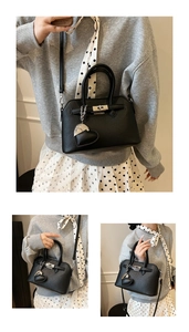 Dettaglio borsa in pelle nera martellata con chiusura argento e foulard a pois chic