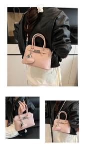 Borsa a mano rosa trama litchi con chiusura in metallo e dettaglio ciondolo cuore