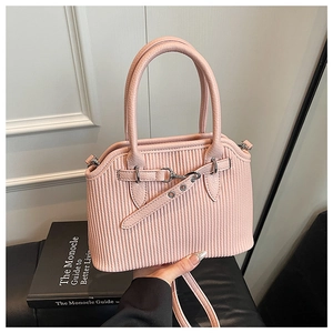 Detailansicht der rosa gefalteten Lederhandtasche mit silbernen Metallschnallen-Akzenten