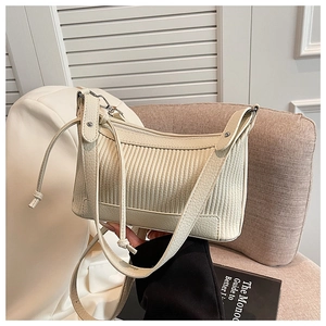 Détail du sac bandoulière en cuir plissé crème avec boucle en métal argenté brillant