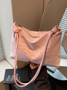 Grand sac cabas rose avec motifs géométriques embossés et bandoulière à nœuds élégante