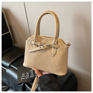 Nahaufnahme der cremefarbenen Plissee-Tasche aus strukturiertem Kunstleder mit Silberring