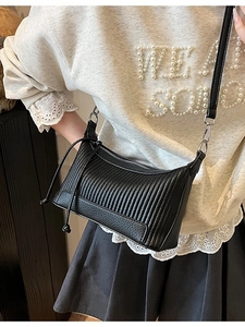 Sac demi-lune noir à plis verticaux et texture en cuir de litchi grainé
