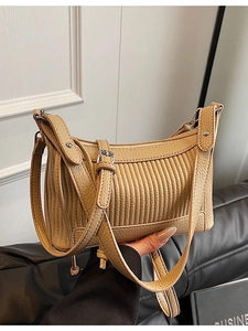 Sac bandoulière en cuir litchi beige avec plis verticaux et boucles en métal argenté