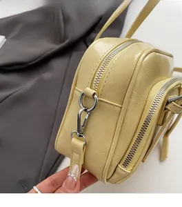Dettaglio ravvicinato della ferramenta in argento e texture in pelle vintage sulla borsa