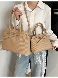 Elegantes Khaki-Plisseetaschen-Set mit Metallnieten und vielseitigen Schulterriemen
