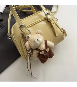 Borsa bowling in pelle gialla con ciondolo a forma di orsetto e cerniera in metallo