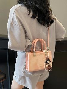 Pink marble texture handbag with braided handles and pearl charm for fashionable women