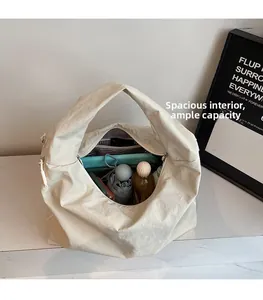 Vue détaillée de l'intérieur d'un grand sac cabas beige montrant sa grande capacité de rangement