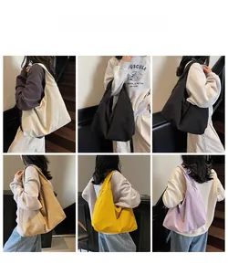 Détail montrant cinq options de couleurs du grand sac fourre-tout hobo en toile