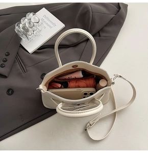 Vista interna della borsa bianco avorio con trama litchi che mostra l'ampio spazio interno