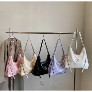 Sacs cabas en cuir grande capacité en cinq couleurs avec détail du logo M en métal