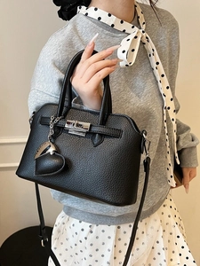 Borsa a mano in pelle martellata nera con chiusura argento e ciondolo a cuore
