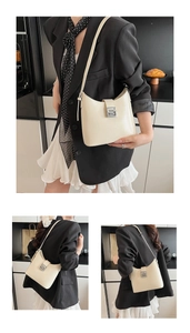 Détail du sac seau crème avec boucle argentée et bandoulière en cuir en situation réelle