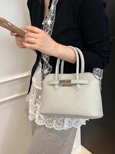 Elegante borsa a mano minimalista con trama litchi e chiusura in metallo in stile lifestyle