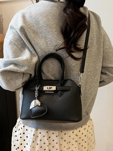 Borsa a mano nera in pelle martellata con chiusura argento indossata da modella