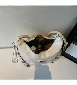 Vue intérieure montrant la grande capacité de ce sac fourre-tout en similicuir crème