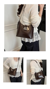 Détail du sac sous l'aisselle en cuir poli marron foncé avec boucle argentée élégante