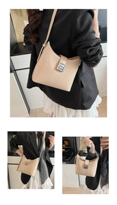 Détail du sac seau beige avec chaîne argentée et fermoir métallique carré élégant