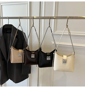 Série de sacs seaux lune en beige, marron et noir avec bandoulières chaîne et logo G