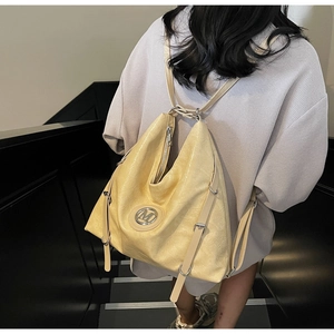 Vue arrière d'un mannequin portant le sac à dos jaune clair brillant sur des escaliers