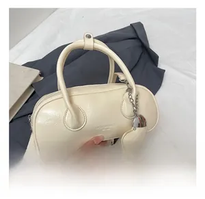 Détail du sac bowling beige avec gaufrage FASHION BAGS et breloque en cœur