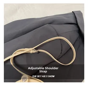 Détail de la bandoulière réglable en cuir crème avec boucle argentée pour petit sac carré