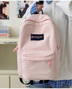 Vista detallada de la mochila de nailon rosa resistente al agua con bolsillos funcionales