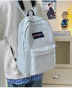 Primer plano de la mochila casual azul claro en nailon con detalle de etiqueta de marca
