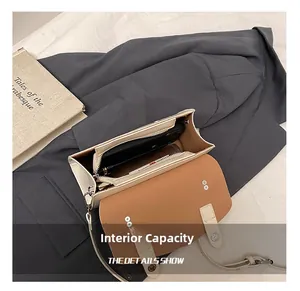 Dettaglio della capacità interna di una borsa a tracolla vintage con spazio per smartphone