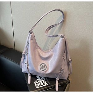 Détail du sac hobo lavande avec texture plissée et logo M métallique argenté