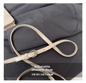 Dettaglio della tracolla regolabile in pelle PU beige con fibbia in metallo argento