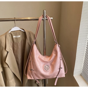 Vue détaillée du sac cabas rose avec texture froissée et logo M en métal
