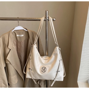 Détails du sac hobo blanc crème avec cuir poli et logo M en métal argenté