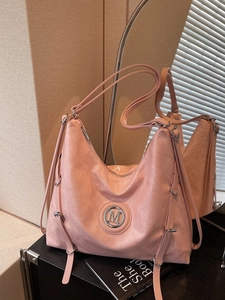 Sac à Dos Femme Mode Grande Capacité Cuir PU Texture Plissée Sac Bandoulière Multifonction Avec Logo M en Métal Quotidien