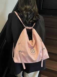 Grand sac cabas rose pâle en cuir froissé avec logo M en métal et multi-sangles
