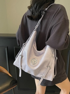 Grand sac hobo lilas avec logo M argenté et bretelles réglables pour femme à la mode