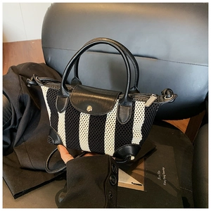 Dettaglio della trama a maglia a righe e patta in pelle della mini borsa a tracolla