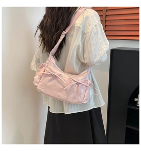 Détails du sac bandoulière en nylon rose avec fronces et cordons de serrage décoratifs