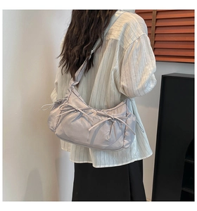 Détail du sac à bandoulière demi-lune en nylon gris clair avec plis et nœuds