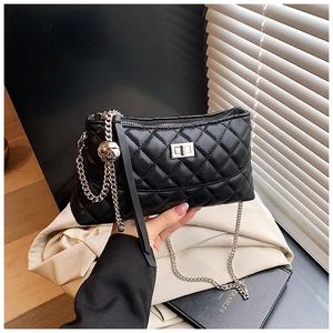 Détail d'un sac matelassé noir avec fermoir argenté et texture cuir de qualité