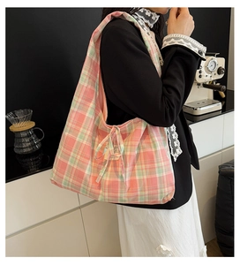 Détail du grand sac cabas à carreaux rose et vert avec nœud porté par le modèle
