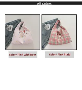 Détail de la broderie de nœuds roses et du motif à carreaux sur les sacs en coton