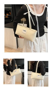 Detailansicht der cremeweißen Achseltasche mit CLEAR-Logo von vorne und von der Seite