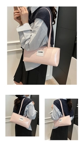 Detailansicht der rosa Lackleder-Schultertasche mit CLEAR K Bestickung vorne