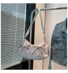 Détails du sac demi-lune en nylon gris clair avec nœuds et poches à cordon